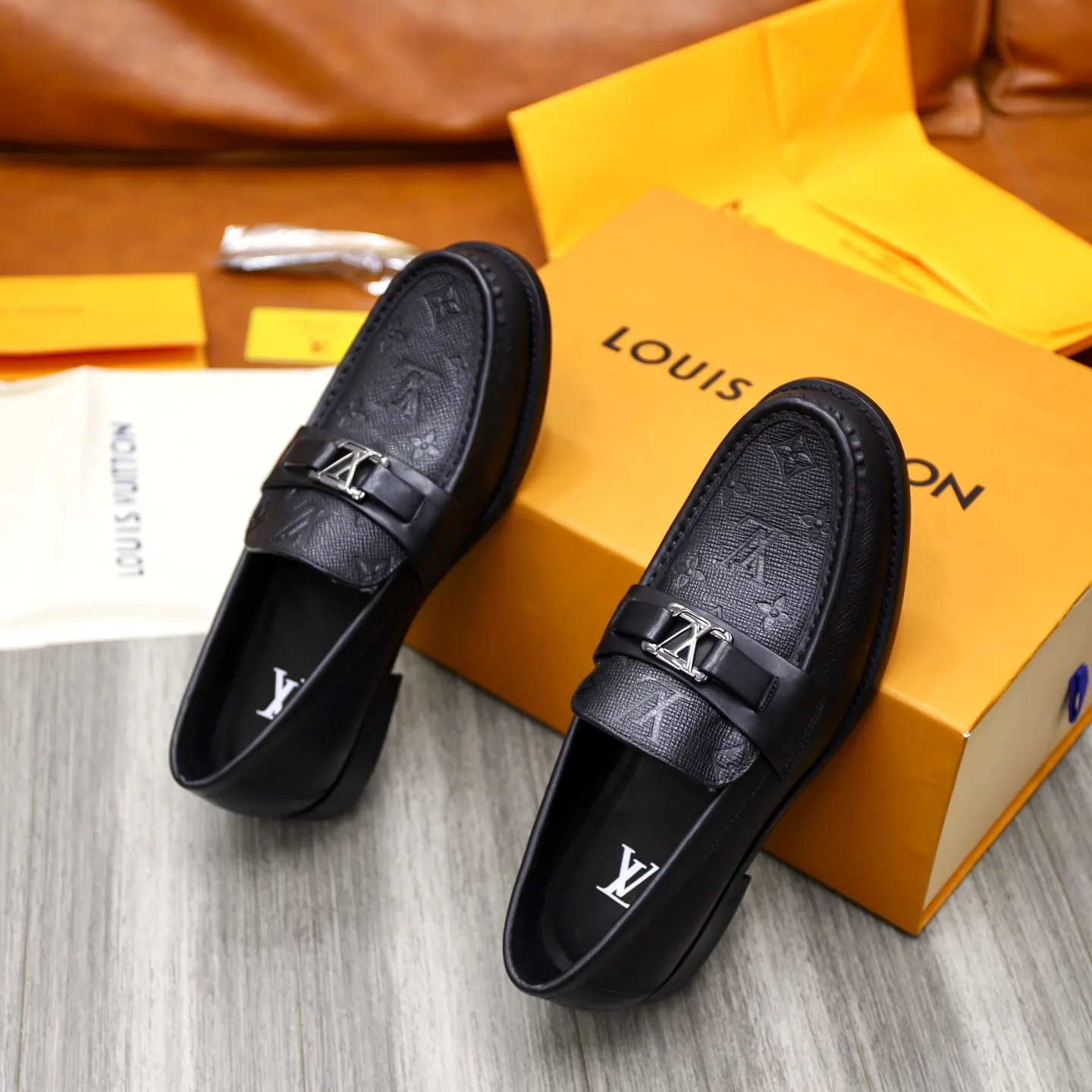 Men's Men's Shoes💰💰920LV Louis Vuitton Slip-on Loafers, top quality products from Guangzhou, ready for sale! This LV Glove loafer is made of selected soft cowhide, with a slightly wrinkled leather surface and a very high-end texture. Each pair is unique. The leather surface is light and soft, with a fine texture and good luster. It is a classic loafer style, with exquisite handmade mark stitching on the toe, and a square toe configuration to highlight the classic style. The horizontal band has hot-printed LV three-dimensional letters, semi-solid handcrafts and a genuine leather outsole, and a rubber patch on the heel to create wear-resistant performance and comfort. One of the must-have loafers for men! Comes with full original packaging! Code number: 38-39-40-41-42-43-44 (38, 45, 46 customized) standard leather shoe code